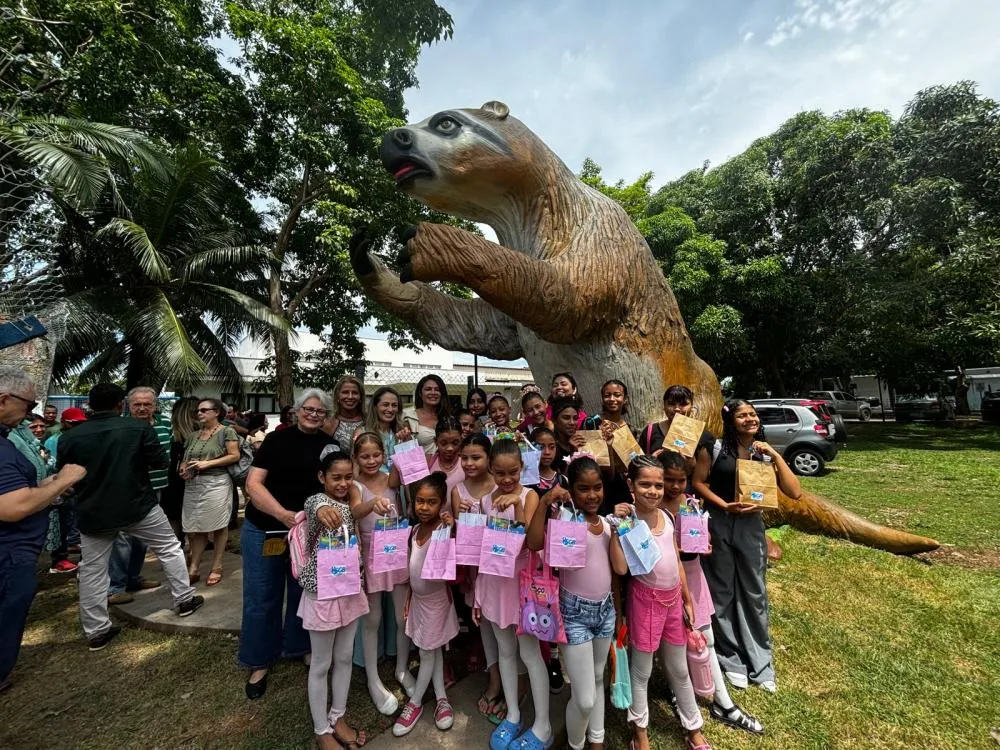 Escultura de “preguiça-gigante” pré-histórica é um novo ponto turístico na sede do SGB em Porto Velho