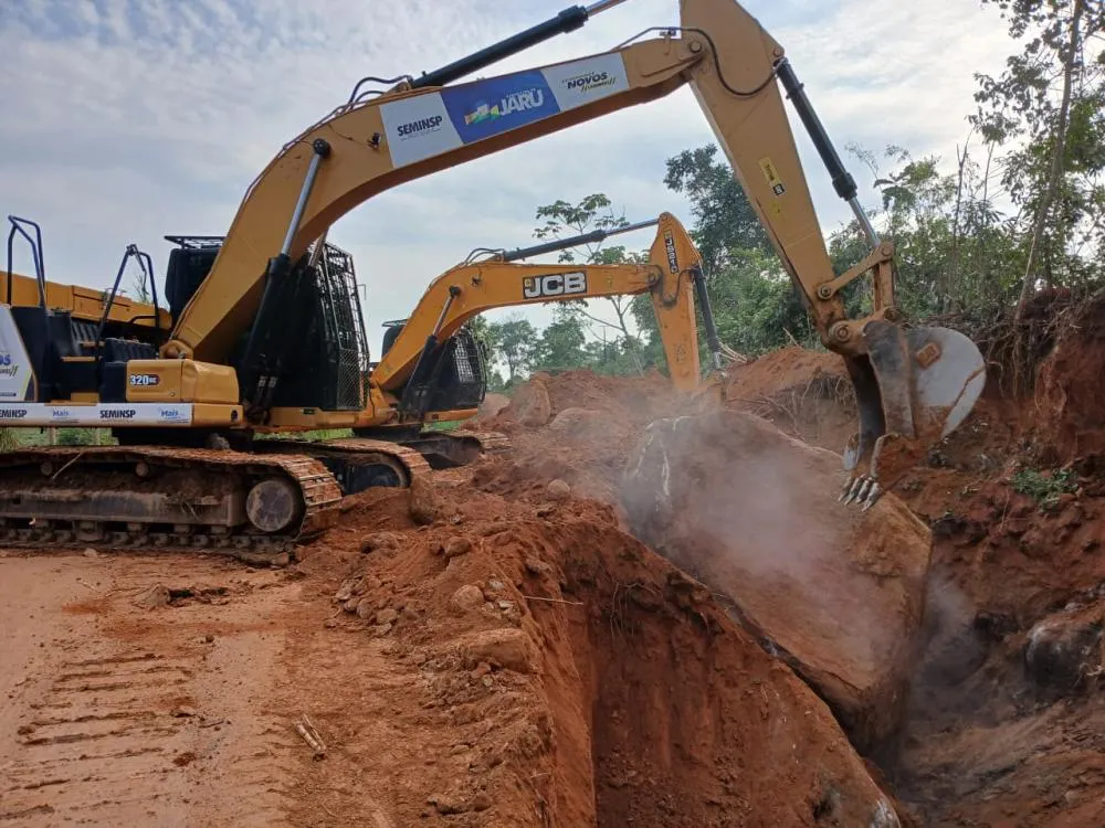 Prefeitura de Jaru realiza mega-operação para retirada de curva e remoção de pedras na entrada da Linha 608