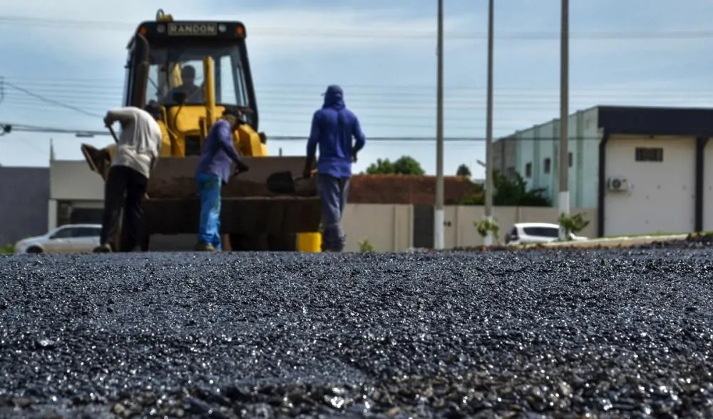 Obras de pavimentação asfáltica avançam nas ruas do bairro Bodanese