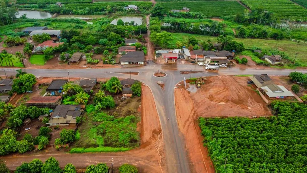 Obras de drenagem, terraplanagem e pavimentação asfáltica são executas no distrito de Vila Marcão