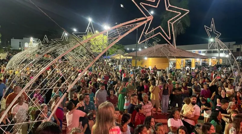 Acender das luzes do Natal de Luz reúne rolimourenses na Praça Durvalino de Oliveira