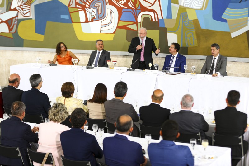 Lula diz a reitores que educação vai sair do obscurantismo
