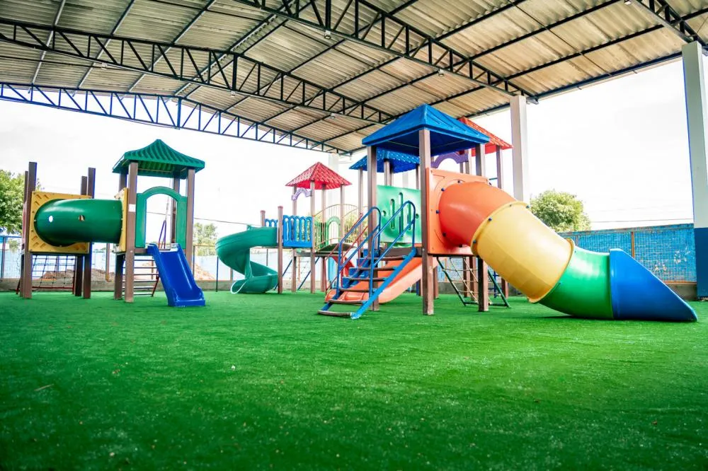 Prefeitura de Jaru renova parques das escolas Maria de Lourdes e Abraão Rocha