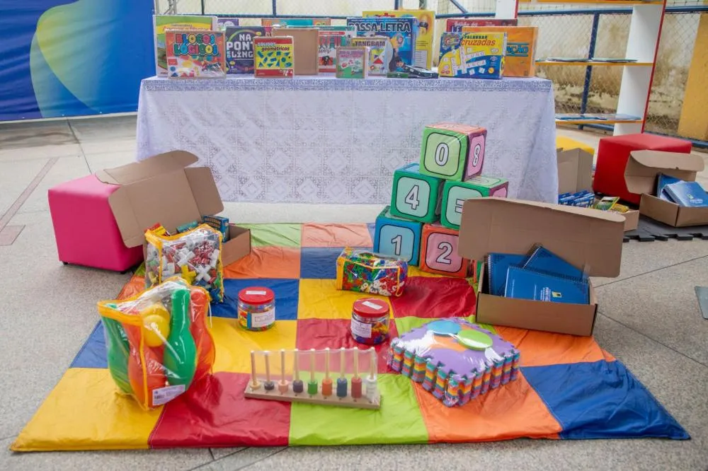 Prefeitura de Porto Velho beneficiou alunos da rede municipal com entrega de kits escolares e uniformes