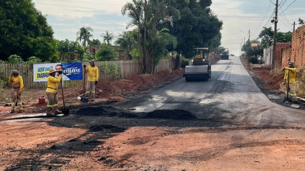 Ruas de Cacoal recebem mais asfalto com recursos de Cirone Deiró