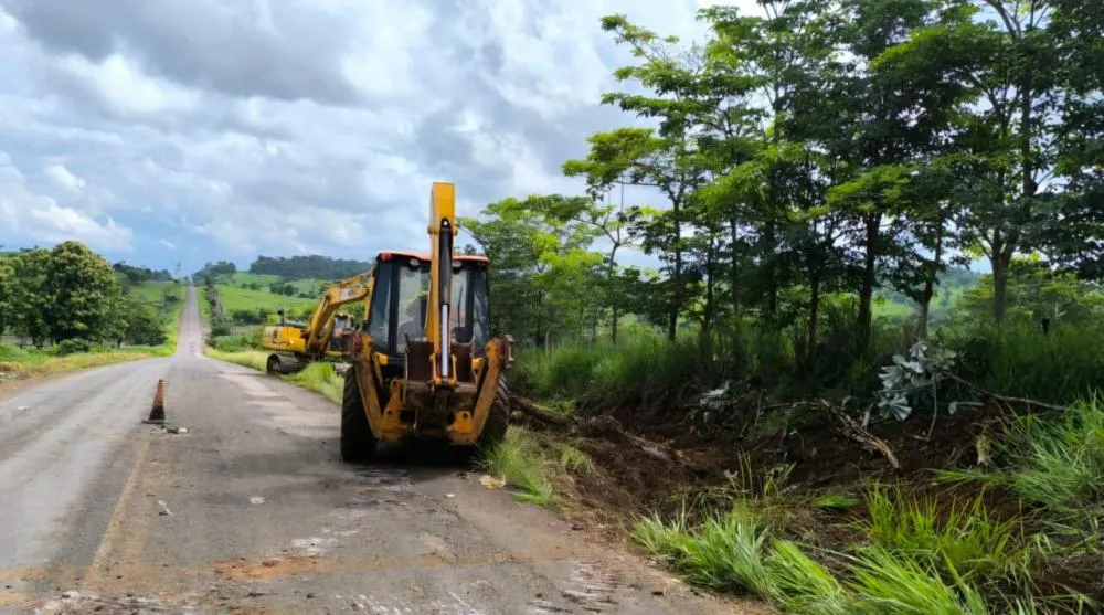 Limpeza mecanizada garante mais segurança e visibilidade na RO-135 em Alta Floresta d’Oeste