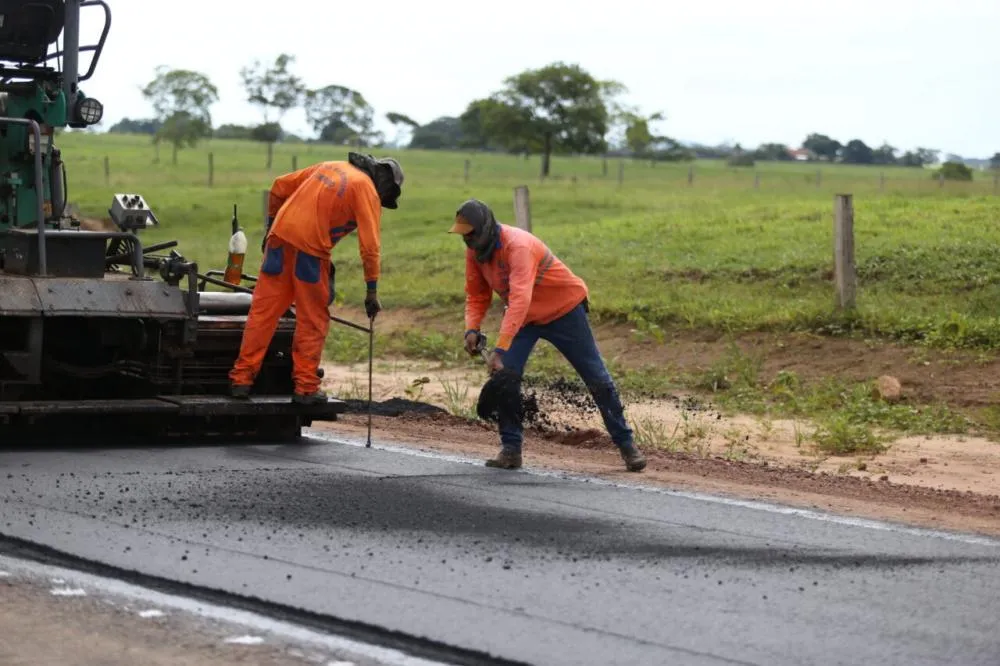 Obras de capa asfáltica estão em andamento na RO-473 entre Teixeirópolis e Urupá