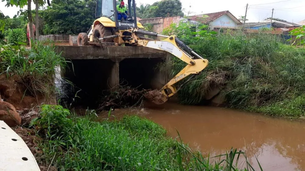 Prefeitura de Jaru intensifica ações de limpeza e desobstrução de canais e bueiros durante o período chuvoso