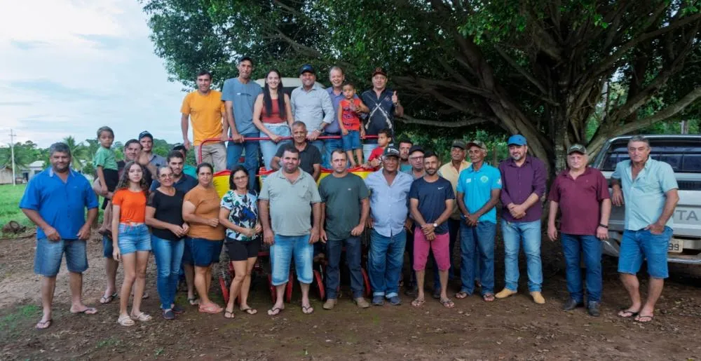 Entrega de implementos agrícolas fortalece produtores em Colorado do Oeste