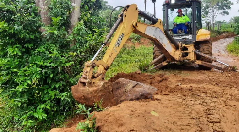 Prefeitura de Jaru realiza reparo e troca de manilhas em bueiro da Linha 617