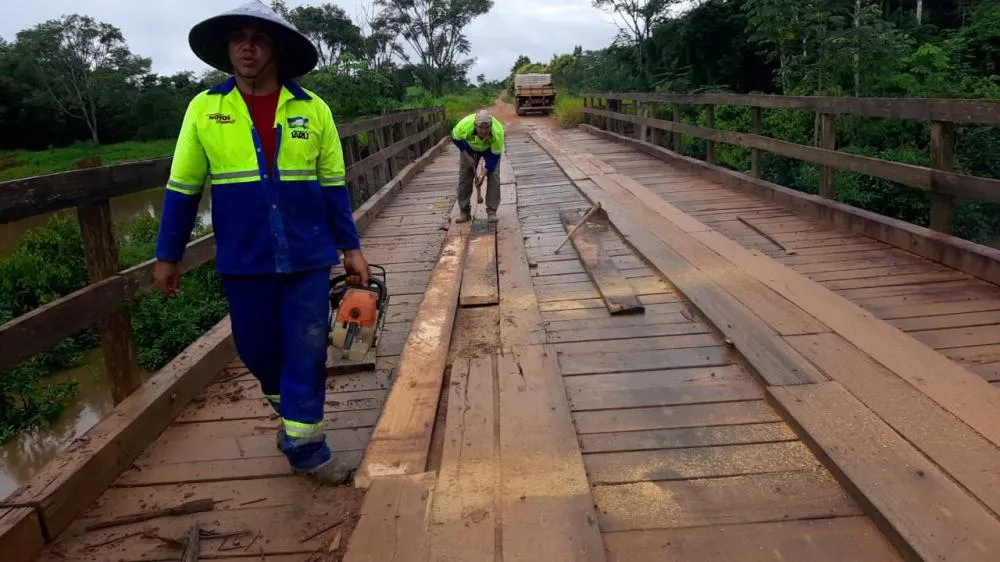 Prefeitura de Jaru realiza manutenção das pontes sobre os Rios Taci e Ubirajara na Linha 625