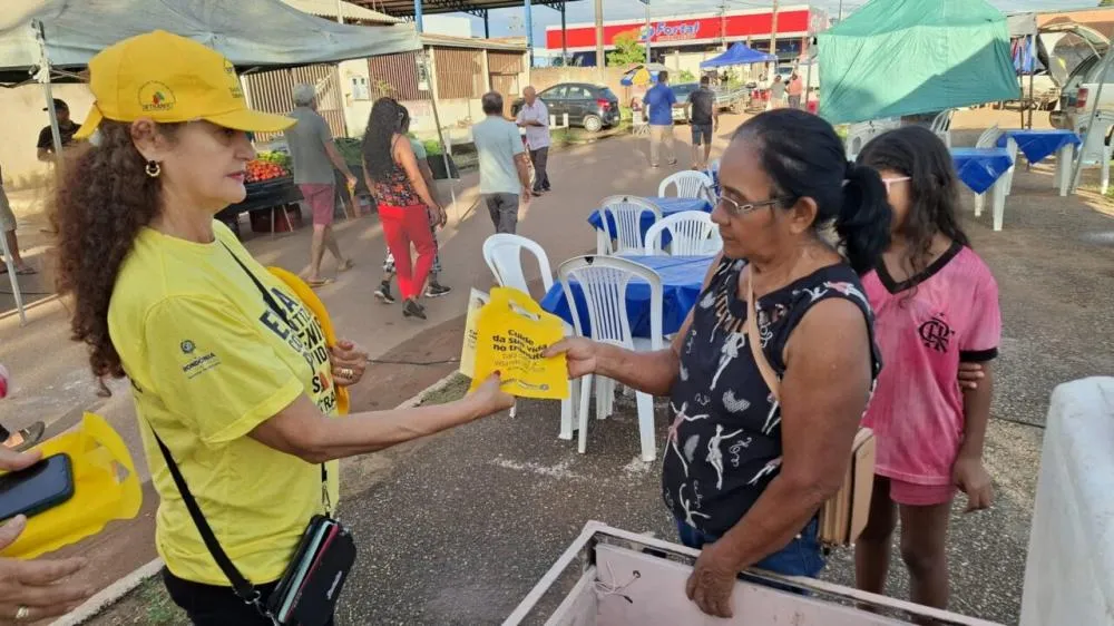 Ação educativa do Detran-RO sensibiliza população com os cuidados essenciais no trânsito, em Candeias do Jamari