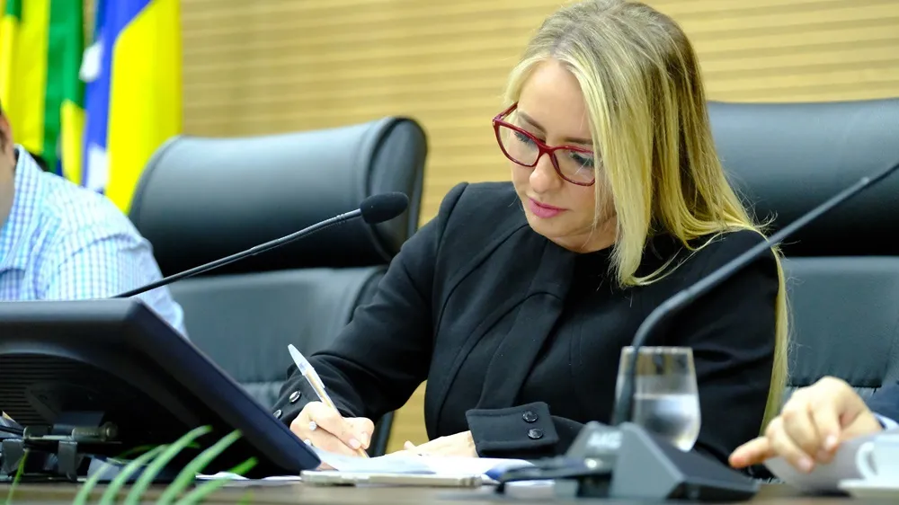 Ieda Chaves solicita cobertura do pátio da Escola Juscelino Kubitschek, em Santa Luzia D'Oeste
