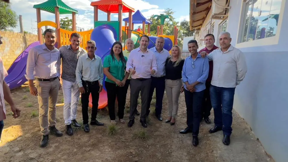 Deputado Alex Redano vistoria emenda de R$ 500 mil para playground ecológico em Machadinho