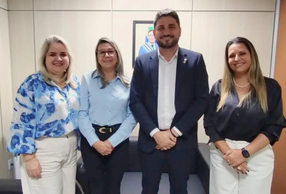 Acompanhado da prefeita Marcilene, Jean Mendonça busca parceria com o Governo para realizar obras em escola de Pimenta Bueno
