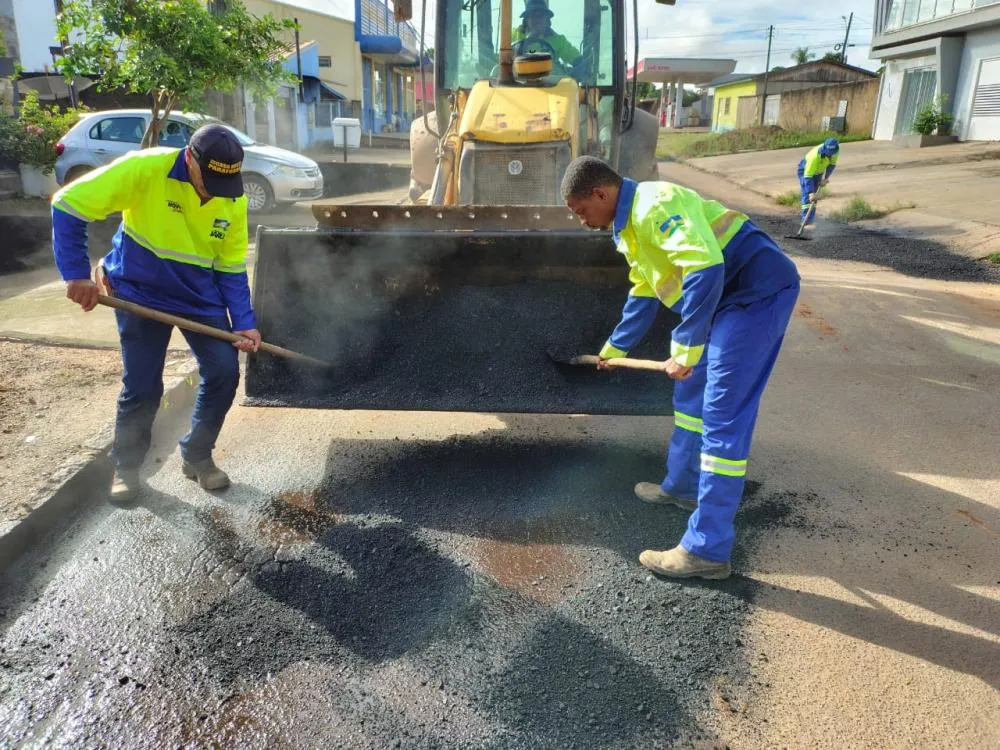 Prefeitura de Jaru realiza manutenção em diversas ruas do município