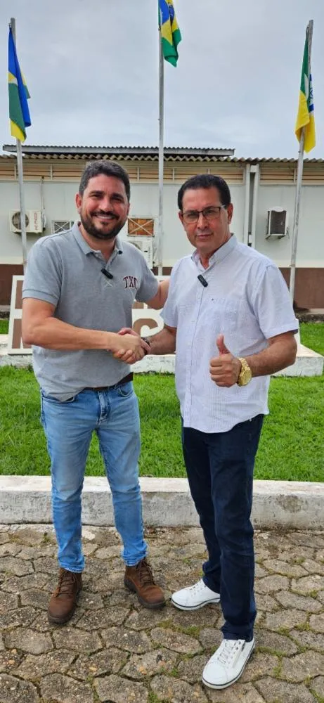Acompanhado do prefeito Aldo Júlio, deputado Jean Mendonça vistoria obras de novas salas de aula em Rolim de Moura 