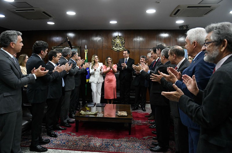 Três suplentes tomam posse em substituição a senadores que assumiram ministérios