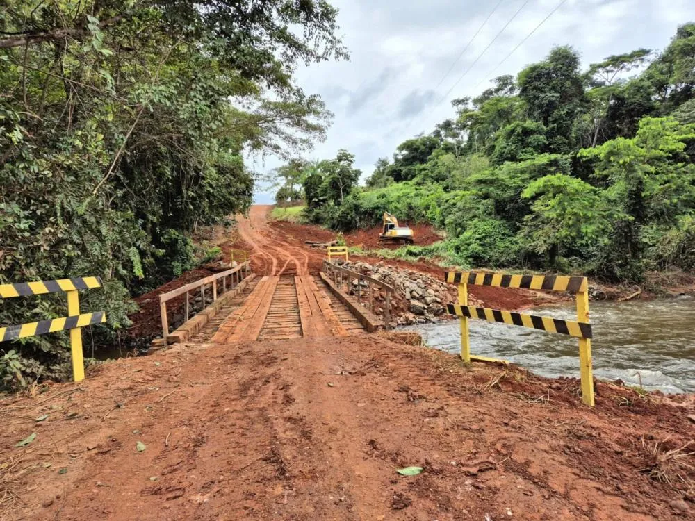 Governo de RO realiza manutenção na ponte de madeira no Rio Figueira, na RO-383, em Alta Floresta d’Oeste