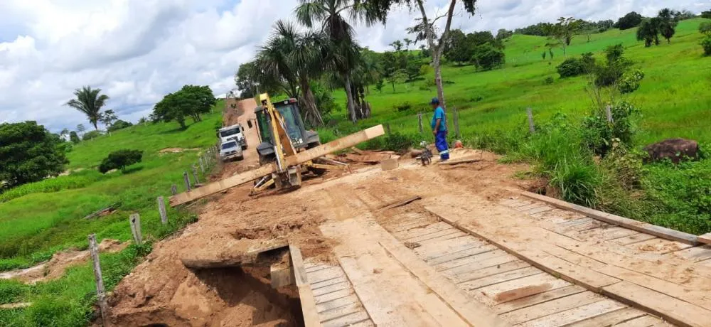Prefeitura de Jaru realiza recuperação de pontes na região de Tarilândia