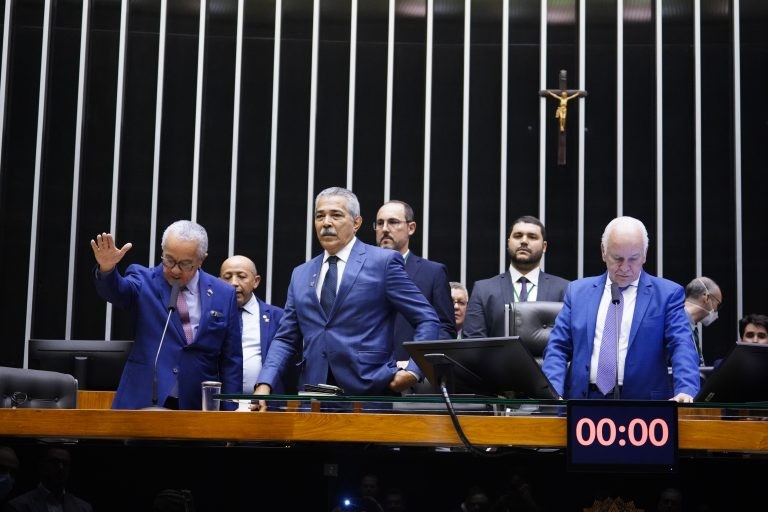 Três novos deputados assumem no lugar de titulares licenciados