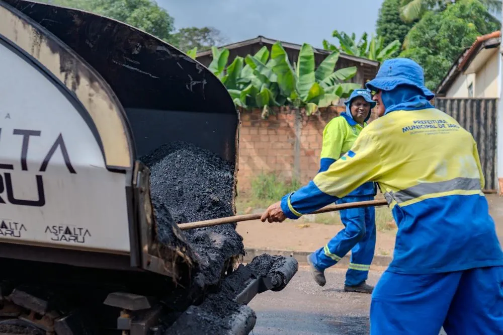 Prefeitura de Jaru realiza recapeamento da Rua Monteiro Lobato no setor 06