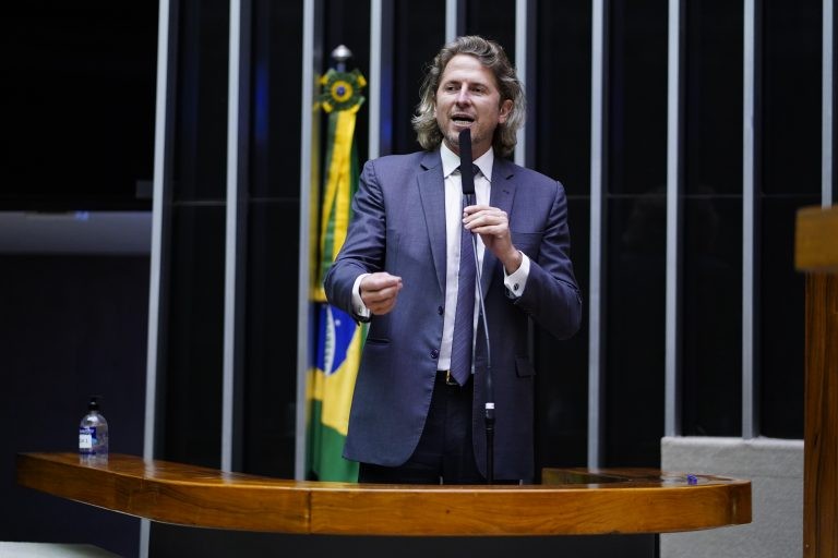 Líder da federação integrada pelo PT defende medidas para ajudar governo a erradicar a fome