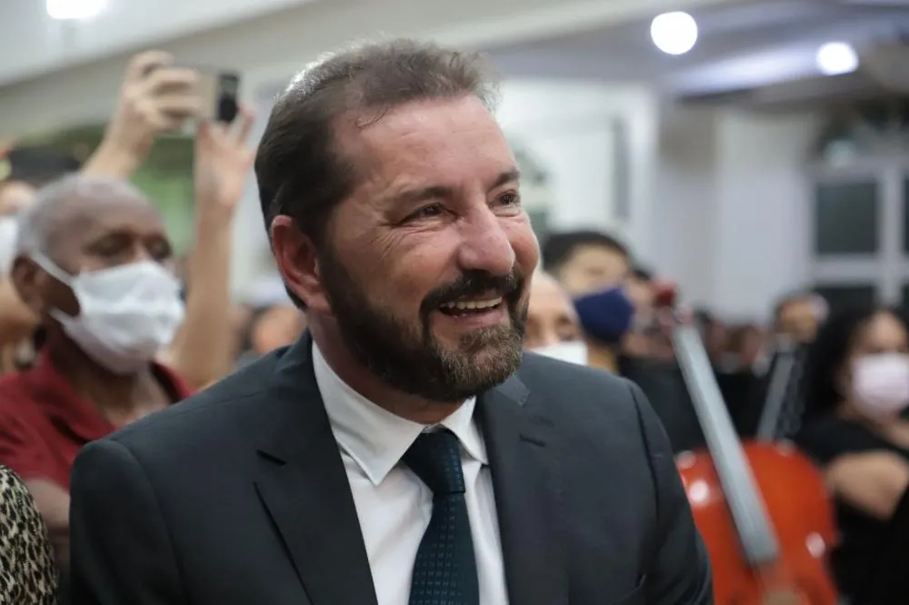 Insatisfeitos com “limpeza” na AROM, grupo de prefeitos tenta motim para tirar mandato de Hildon Chaves