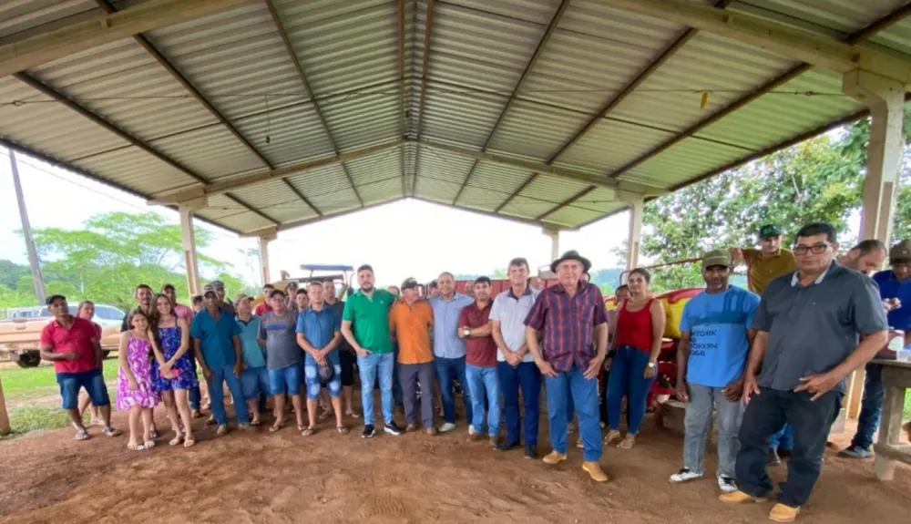 Jean Mendonça participa da entrega de equipamento e assume compromisso com mais recursos para agricultores de Espigão do Oeste