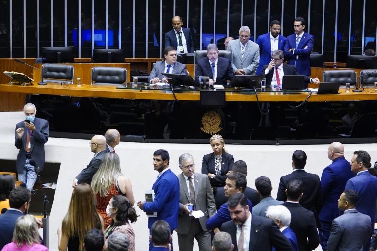 Deputados aprovam projeto que cria cinco comissões permanentes na Câmara