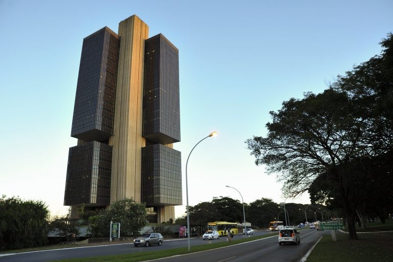 Projeto revoga autonomia do Banco Central e estabelece quarentena para diretores