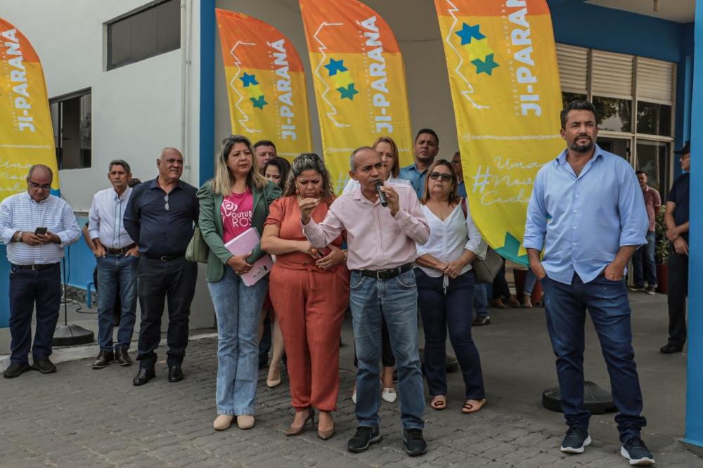 Prefeitura entrega 10 caminhonetes para a Secretaria Municipal de Educação