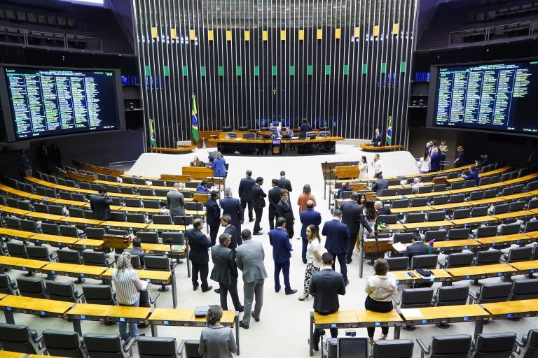 Câmara analisa MP sobre benefício fiscal para remessa de recursos ao exterior; acompanhe