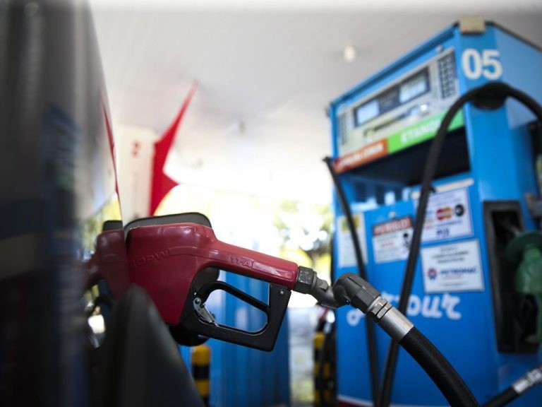 Entra em vigor medida provisória que altera tributação da gasolina e do álcool
