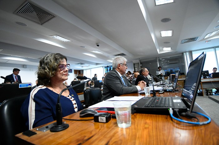 CE cria subcomissão temporária para analisar ensino médio