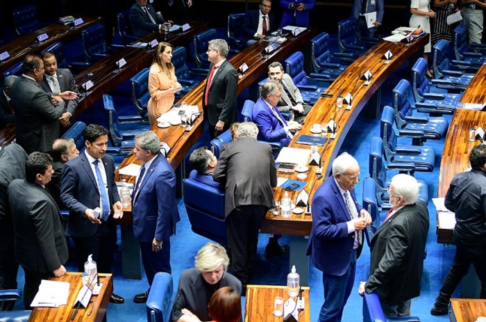 Senado desarquiva projeto que pune agente público por 'carteirada'