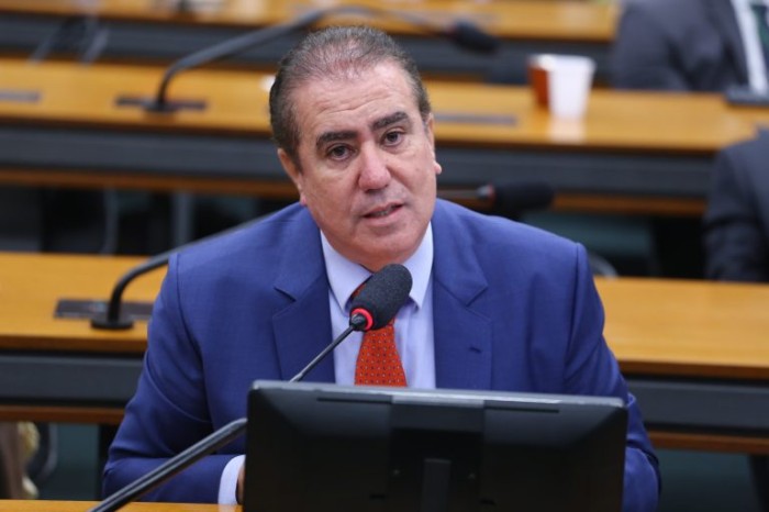 Projeto permite verba da educação para remunerar profissional de saúde em escolas