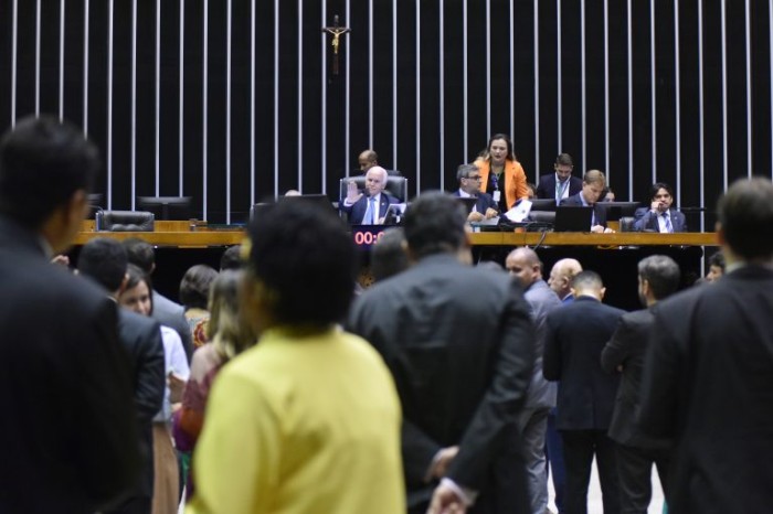 Aprovada urgência para projeto sobre direitos de deputadas gestantes; acompanhe