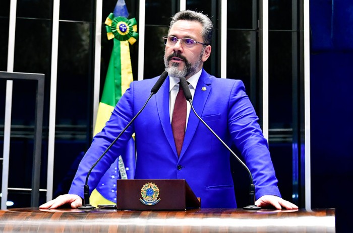 Alan Rick comemora aprovação de proposta que simplifica pagamento de tributos