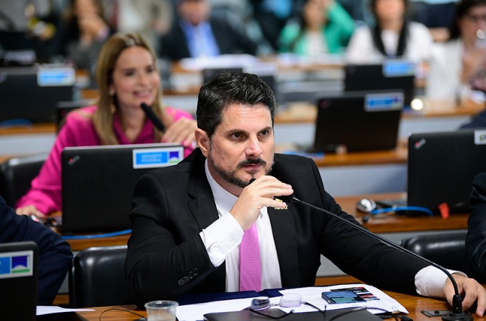 CCJ aumenta pena para crimes de discriminação e abandono contra idoso