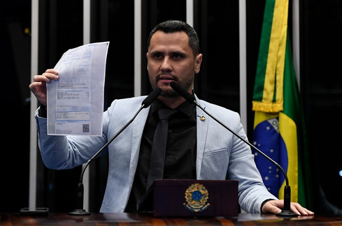 Cleitinho quer acabar tarifas cobradas por serviços não prestados