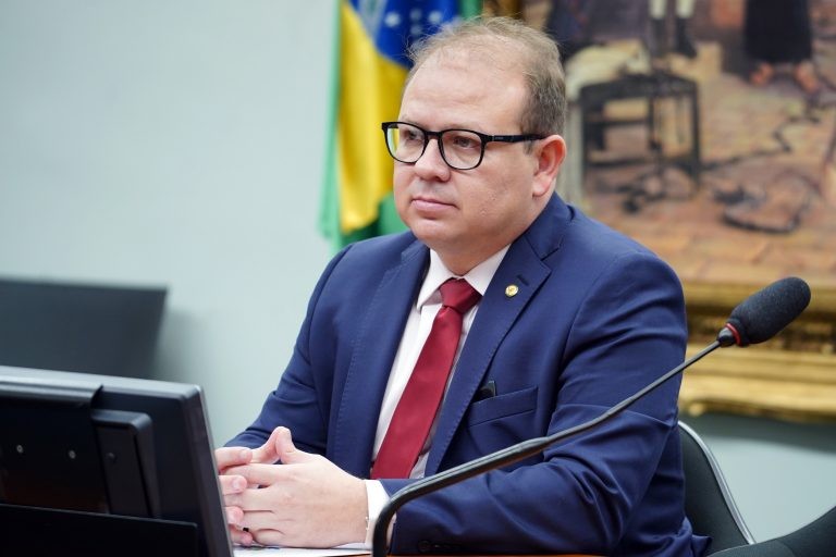 CCJ aprova proibição de remoção de veículo estacionado irregularmente se condutor puder retirar o carro