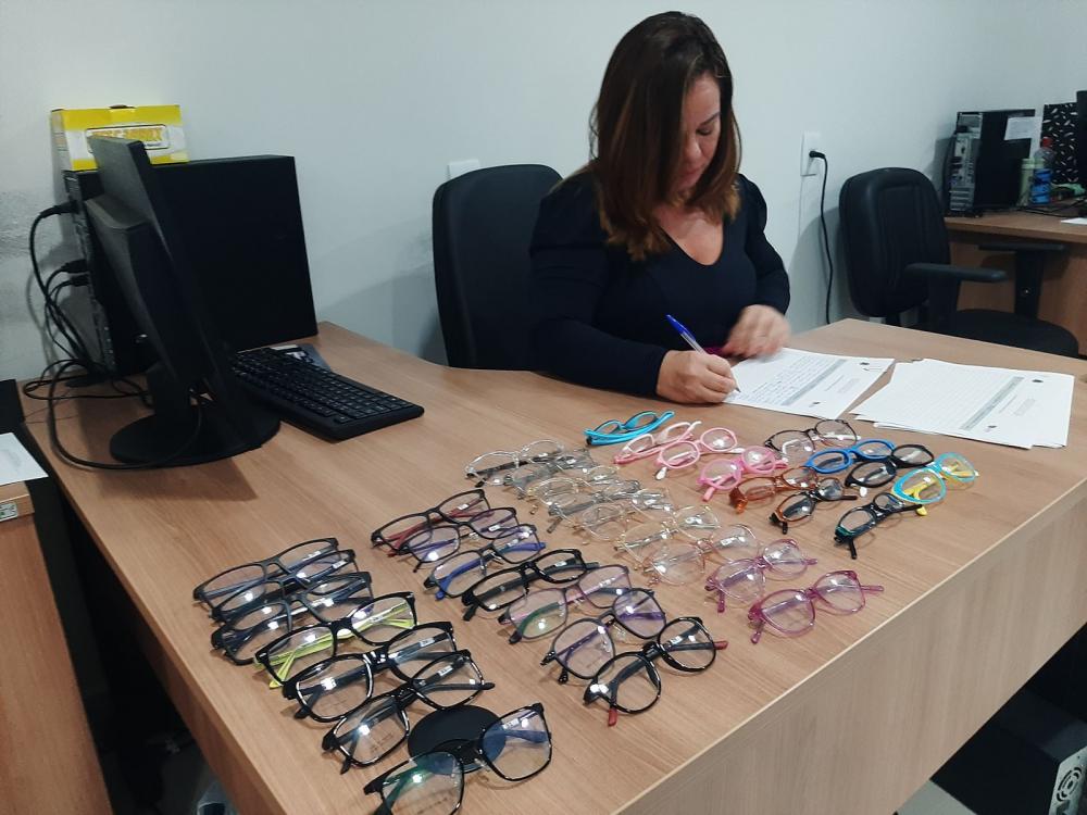 Prefeitura faz entrega de óculos de correção visual aos alunos da rede municipal
