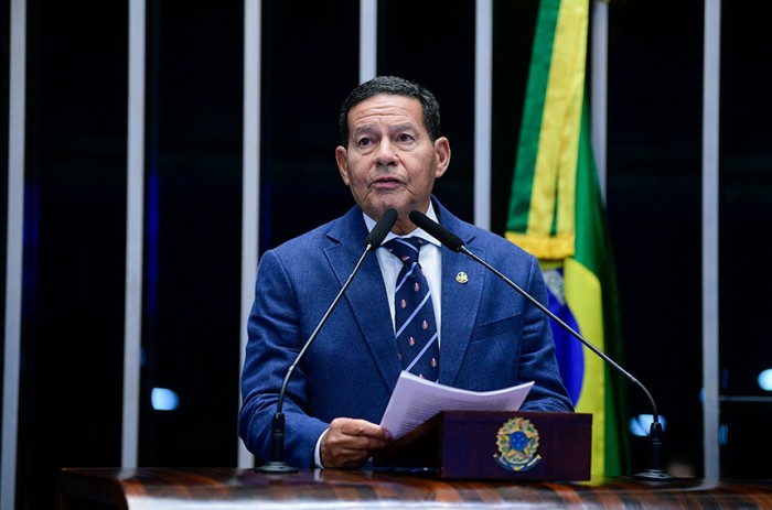 Para Mourão, regime militar contribuiu com a democracia brasileira