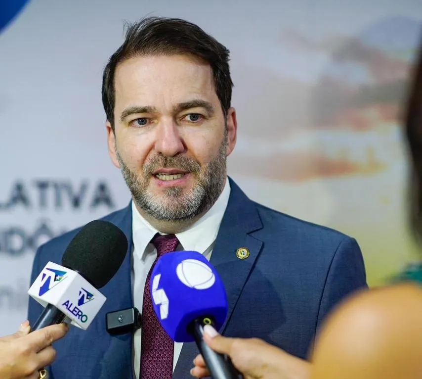 É FAKE NEWS que Alex Redano responde ação do MP sobre associação e decisão judicial inocentou deputado