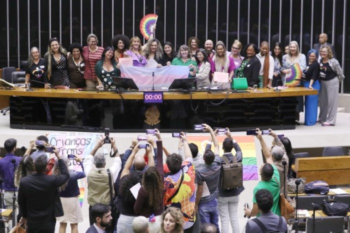 É preciso ir além da visibilidade e garantir direitos, reivindicam participantes de homenagem à população trans