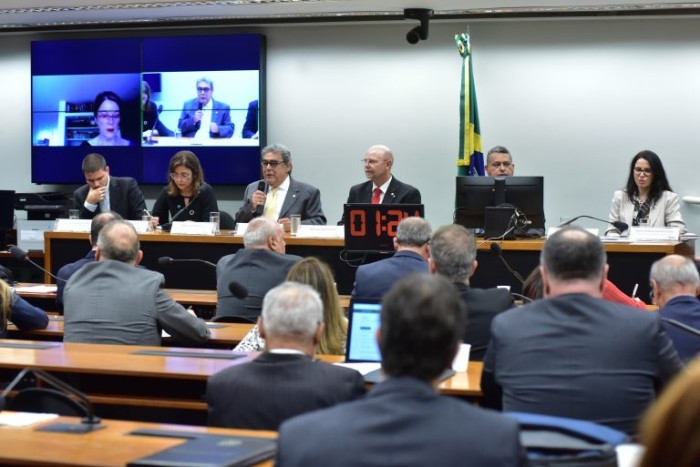 Precarização do trabalho pode ser combatida com fiscalização, dizem debatedores