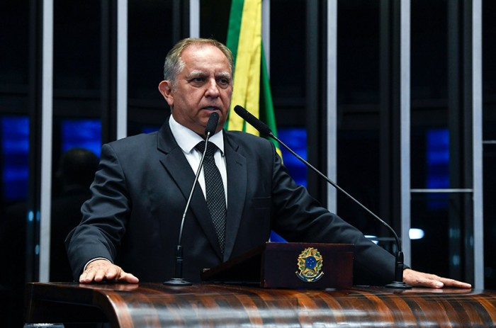 Izalci diz estar indignado com adiamento da sessão do Congresso Nacional
