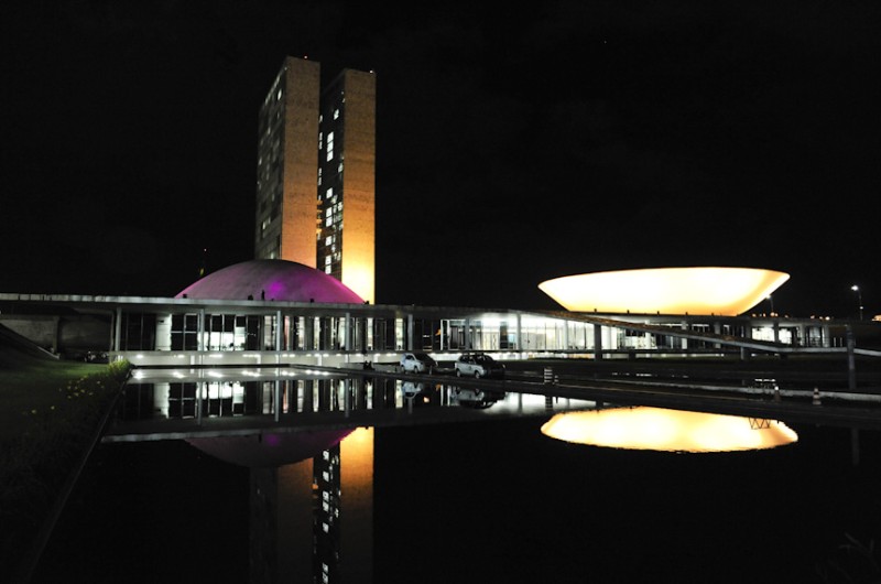 Senado adere à Campanha de Conscientização da Psoríase com luzes roxa e laranja