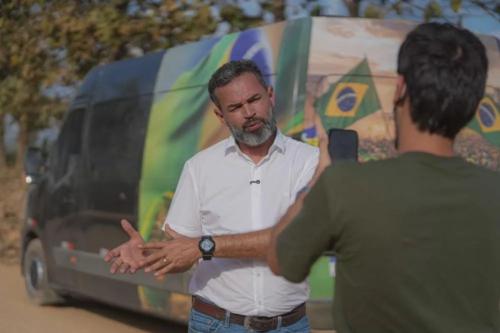 Pré-candidato ao Senado traz exemplo de Bolsonaro e roda o estado de carro “ Van” com a própria equipe
